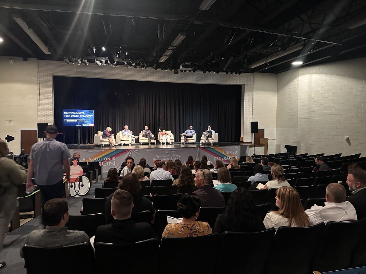 8THIRTYFOUR's tweet image. #techweekgr @SpOlympicsMI chatting #inclusivetechnology with @HOLOPLOT