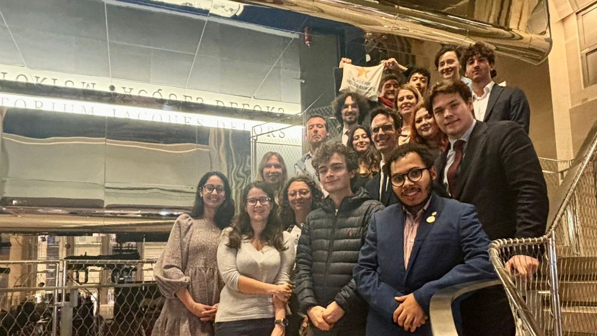 Académie Notre Europe (@academiene) on Twitter photo Présents et heureux d'assister hier soir à l'inauguration de l'auditorium Jacques Delors à la <a href="/banquedefrance/">Banque de France</a> avec nos <a href="/Alumni_ANE/">Alumni de l'Académie Notre Europe</a> ! 😃🇪🇺
Puisse son souvenir et son héritage nous inspirer pour l'#Europe à venir ! Présents et heureux d'assister hier soir à l'inauguration de l'auditorium Jacques Delors à la <a href="/banquedefrance/">Banque de France</a> avec nos <a href="/Alumni_ANE/">Alumni de l'Académie Notre Europe</a> ! 😃🇪🇺
Puisse son souvenir et son héritage nous inspirer pour l'#Europe à venir !