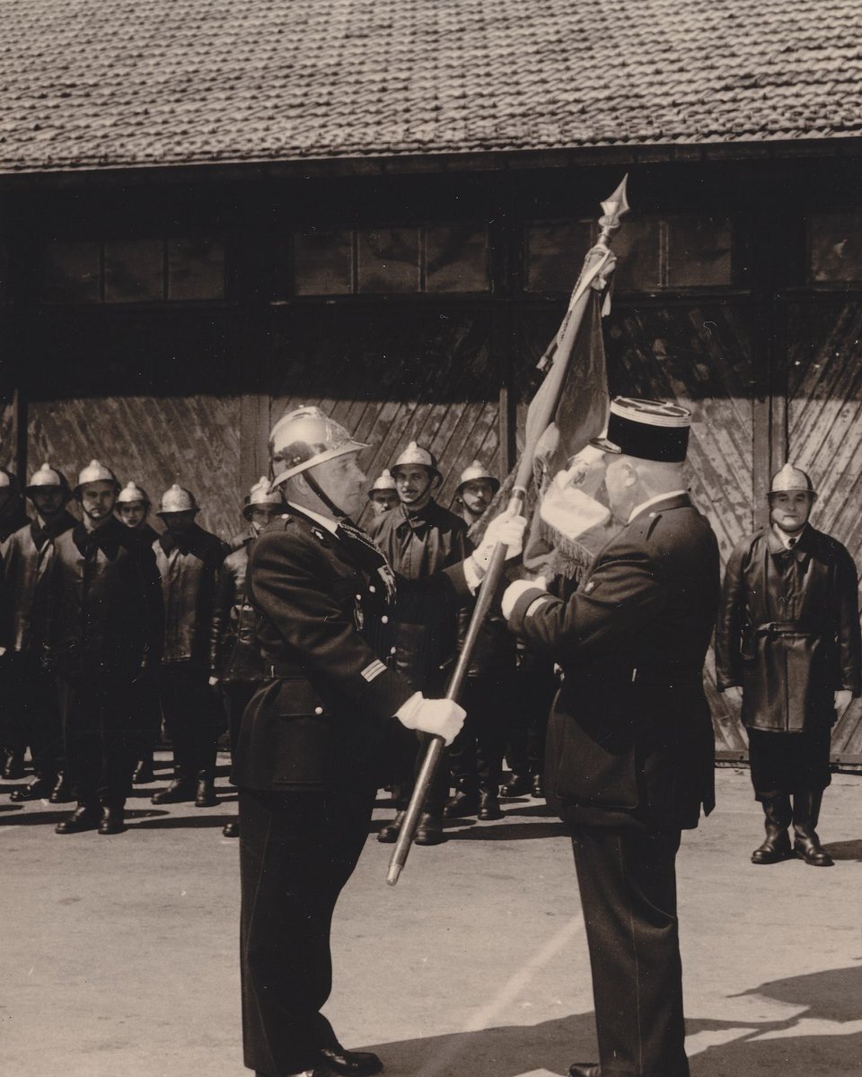 J-9️⃣ : Janvier 1960, le commandant Babey, confie le Drapeau du Bataillon des Sapeurs-Pompiers de Besançon au Capitaine Bourquin, qui a commandé le Corps jusqu’au 31 janvier 1972. (© Nardin)
#PompiersBesançon500ans
#Histoire
#Besançon
#SDIS25