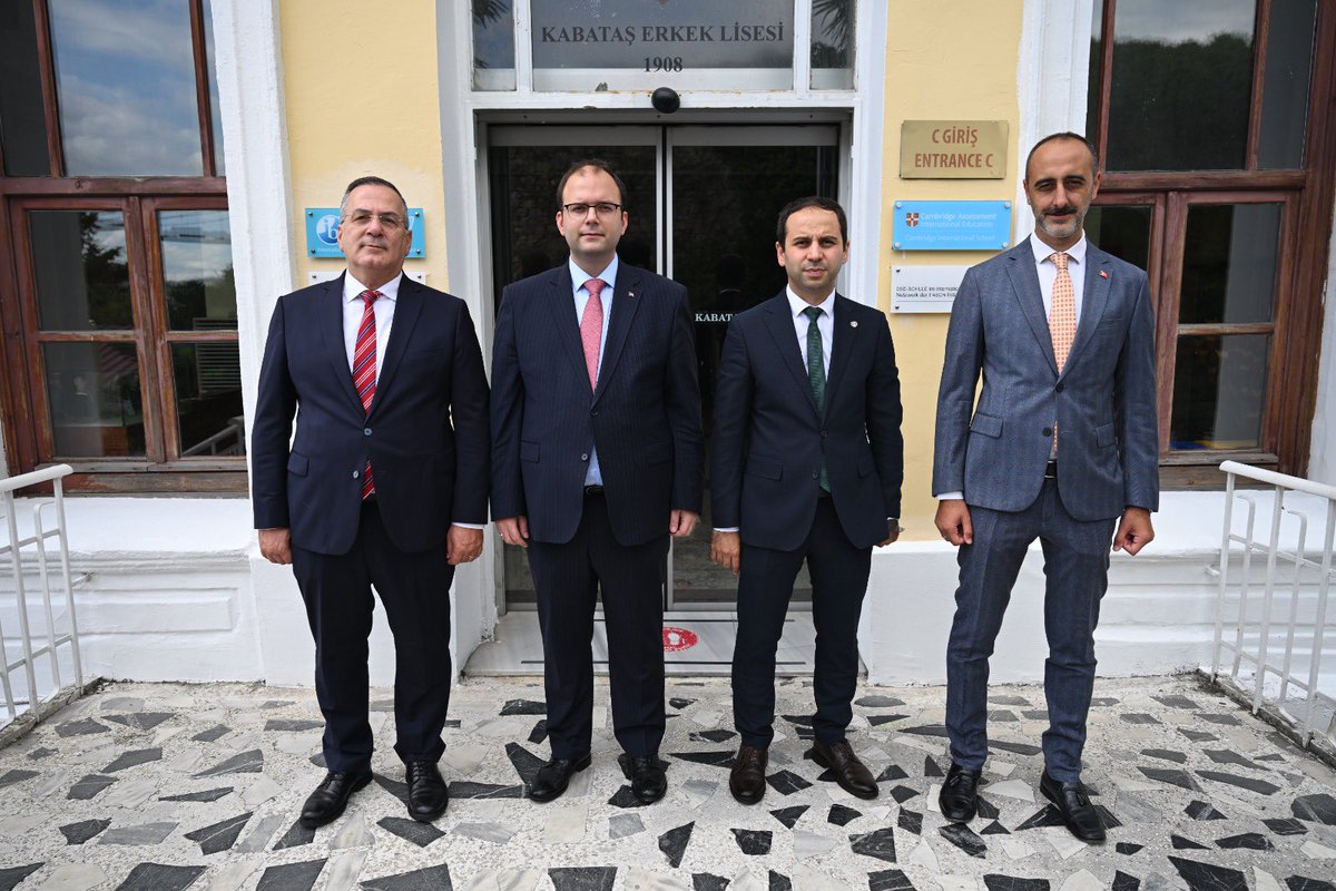 Okulumuz 2006 yılı mezunu, İstanbul İl Sağlık Müdürü Sayın Doç. Dr. Abdullah Emre GÜNER’e ziyaretlerinden dolayı teşekkür ederiz. 
Kabataşlı olmak bir ayrıcalıktır 🖤❤️ <a href="/dr_aemreguner/">Doç. Dr. Abdullah Emre Güner</a>