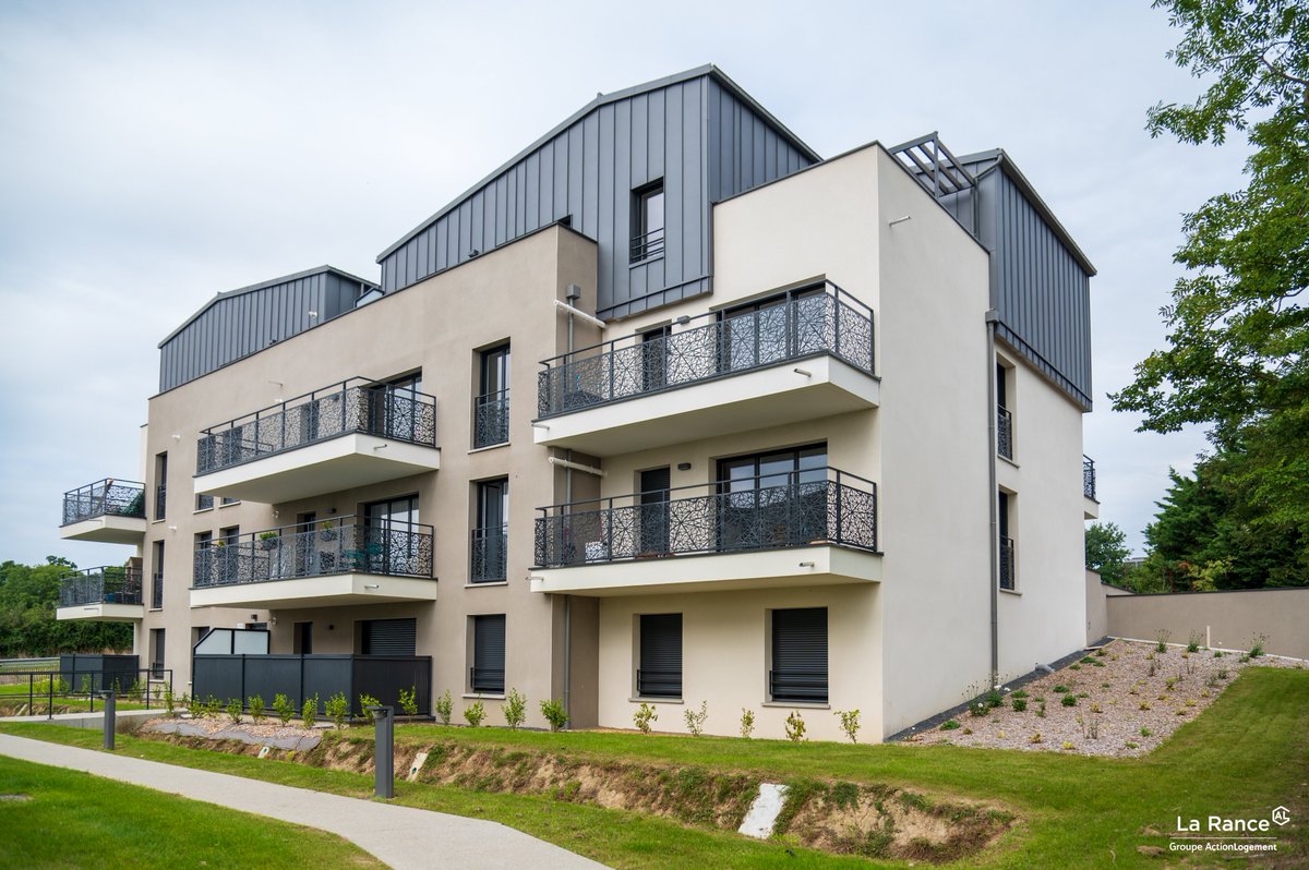 Lundi 16 septembre a eu lieu l'inauguration de la résidence "La Herberdière" à Donville-les-Bains, en présence de Jean-Pierre VAUZANGES, président de La Rance et de Gaëlle FAGNEN, maire de Donville-Les-Bains.
50 logements repartis sur 3 immeubles