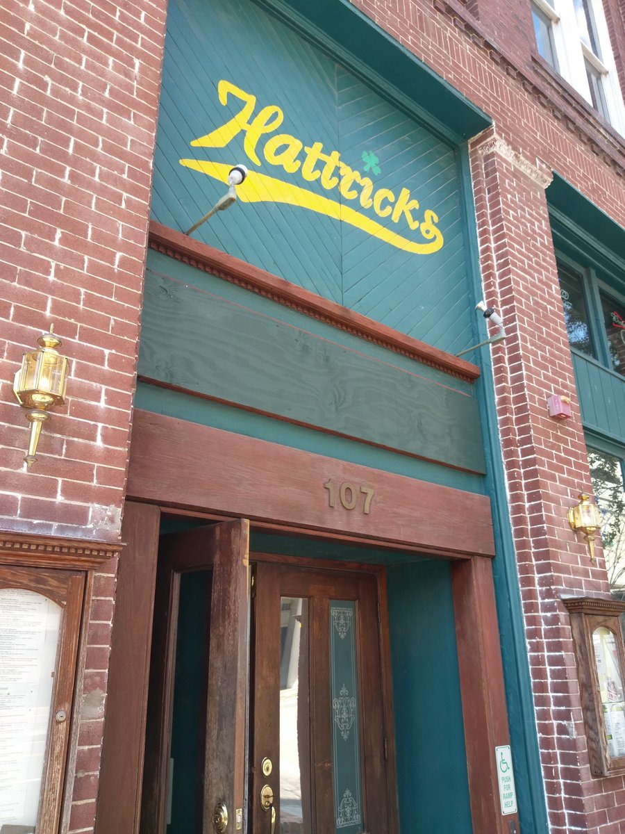 TampaStreetcar's tweet photo. Looking to treat yourself to lunch? @HattricksTavern has you covered!
Hop off at #Hattricks Station for some of the best wings in town! 🤤 https://t.co/xQKaKRigfX