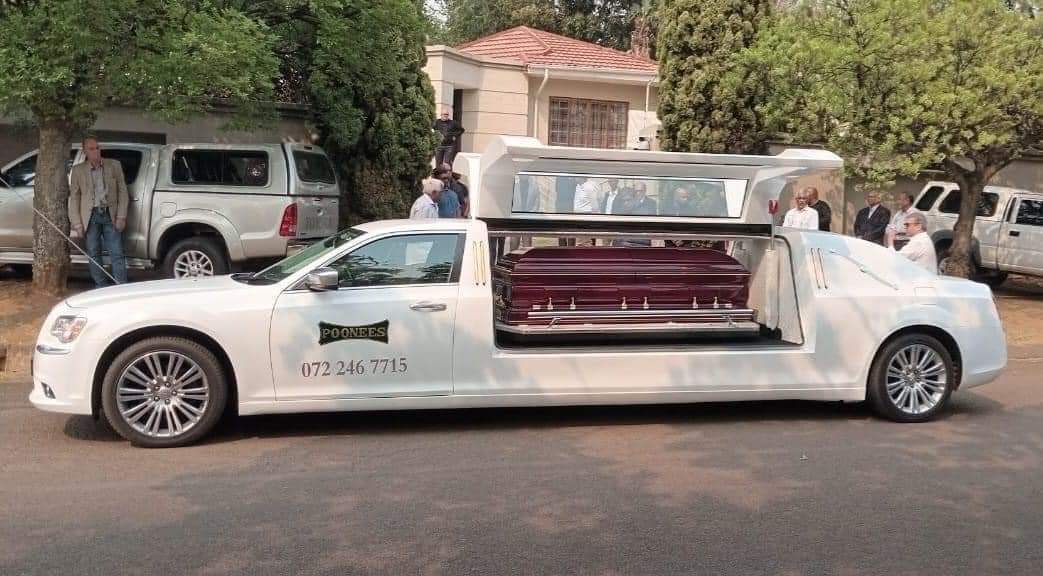 𝐏𝐫𝐞𝐭𝐨𝐫𝐢𝐚 — The body of South Africa’s ex-cabinet minister, Pravin Gordhan has arrived at his home in Pretoria. His family and friends will have an opportunity to view it. The 75-year-old Gordhan died last week.

#BushbuckridgeGuardian | Taking Bushbuckridge To The World