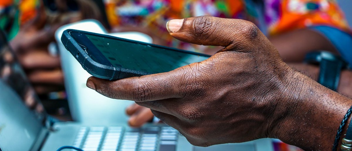 Projet de loi portant Constitution du Gabon, l'Article 10 stipule : "L'État garantit aux citoyens le droit d'accès permanent à #Internet." 🇬🇦💻
Le Gabon affirme le droit à l'accès à Internet pour tous, une avancée majeure pour le pays et l'Afrique ! #freeinternet #Gabon