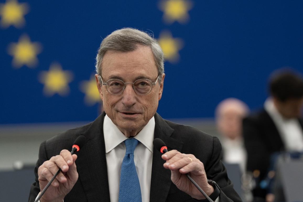 “Europe faces a choice between exit, paralysis, or integration.”

Mario Draghi, the former President of the European Central Bank, addressed MEPs about the report he authored on boosting Europe's competitiveness.

Check out the press release: europa.eu/!Gp6QWb