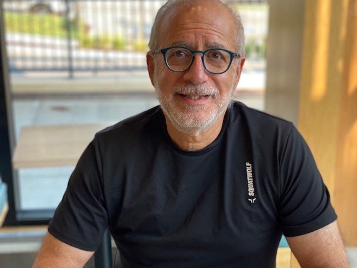 Es entrenador, tiene 71 años y da consejos para ejercitarse desde casa dlvr.it/TDKzyk