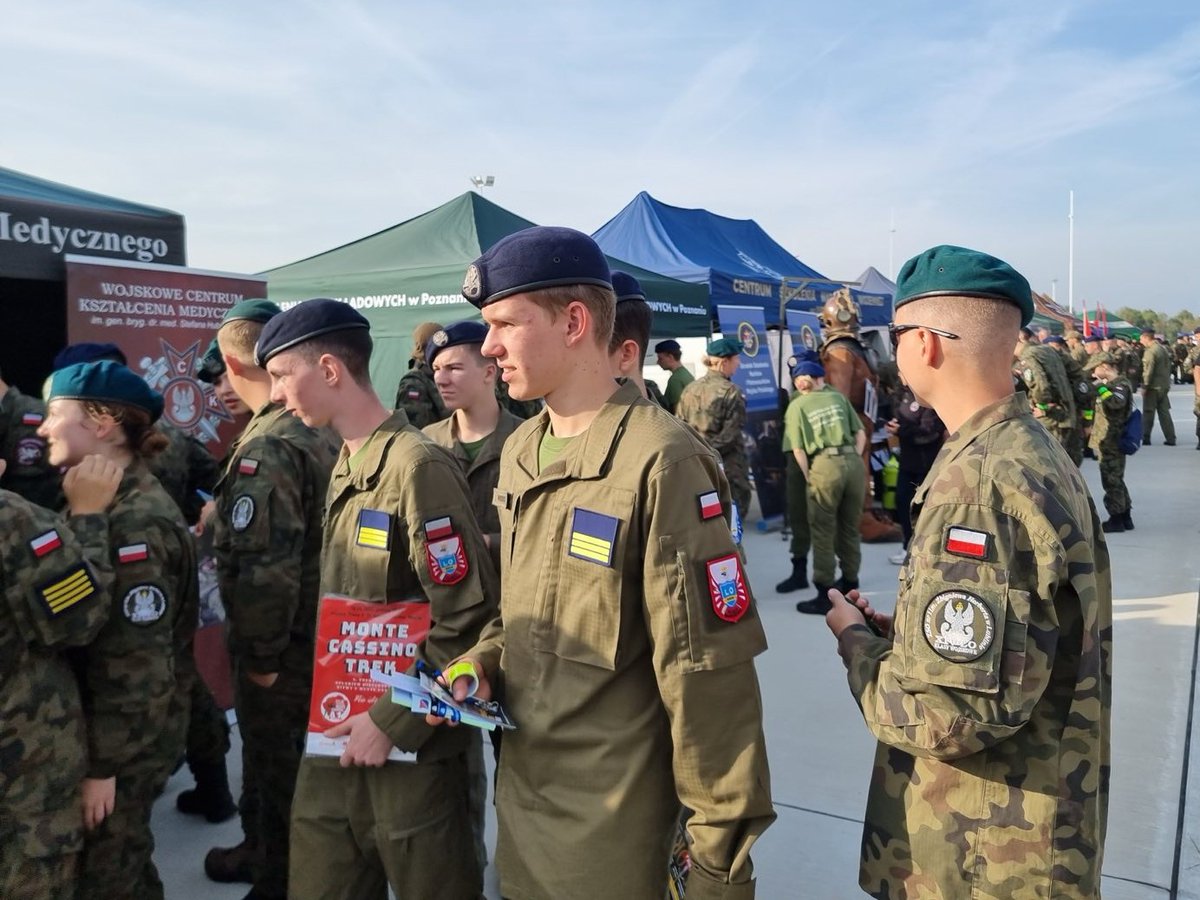 ZolnierzRP's tweet photo. #CentralnyZlotKlasWojskowych to świetna okazja dla #kadet.ów do spotkań z przedstawicielami jednostek i #UczelniaWojskowa 🪖
💬Rozmawiano o służbie wojskowej i #SzkolnictwoWojskowe 🎓. Kadeci spotkali się też z #rekruter.ami #WCR 🫡.
Dziękujemy za cenne informacje‼️💪 https://t.co/3O2IuOZUhL