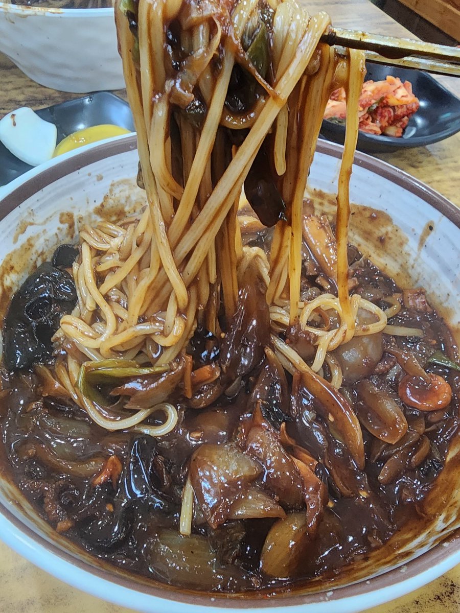 추석에는 짜장면이지 
다들메리추석❤️
그리고 나 왜 디엠 아무도안와?ㅋㅋㅋㅋㅋ
#추석 #dm #맘눌뎀