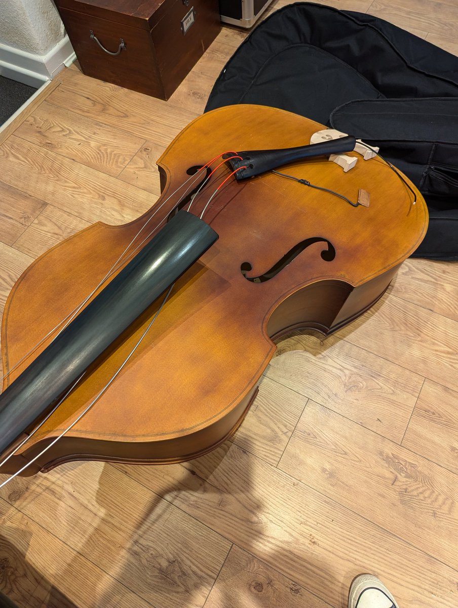 CreativeType14's tweet image. A few weeks ago I was faced with my #doublebass looking like this...
#operationfixthebass 
The tailpiece wire went pop!
#Jazz
