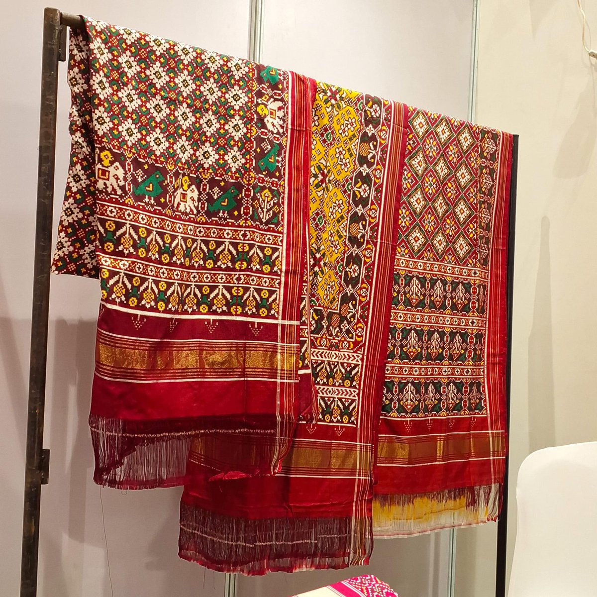 ChicoryLife's tweet image. Timeless art of Patolas . An 850 years old intricate double ikat weaving heritage.  

History : The migration of skilled silk weavers from Karnataka &amp;amp; Maharashtra to Patan n the patronage of king Kumarpal. 

Src : Hemangi Apte/ Facebook 

#Gujarat #India #Ikat #Textile #Heritage