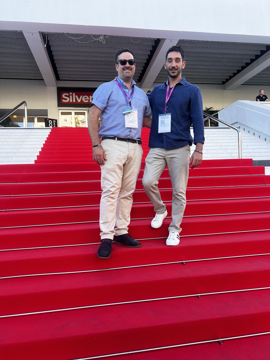 We've added another award to our growing collection✨🥳

Andy and Fabien attended the SilverEco Awards last night and we won the award for Fight Against Isolation!

A masssive thank you to the panel at @SilverEco_en  for voting for the #HappinessProgramme!💙
