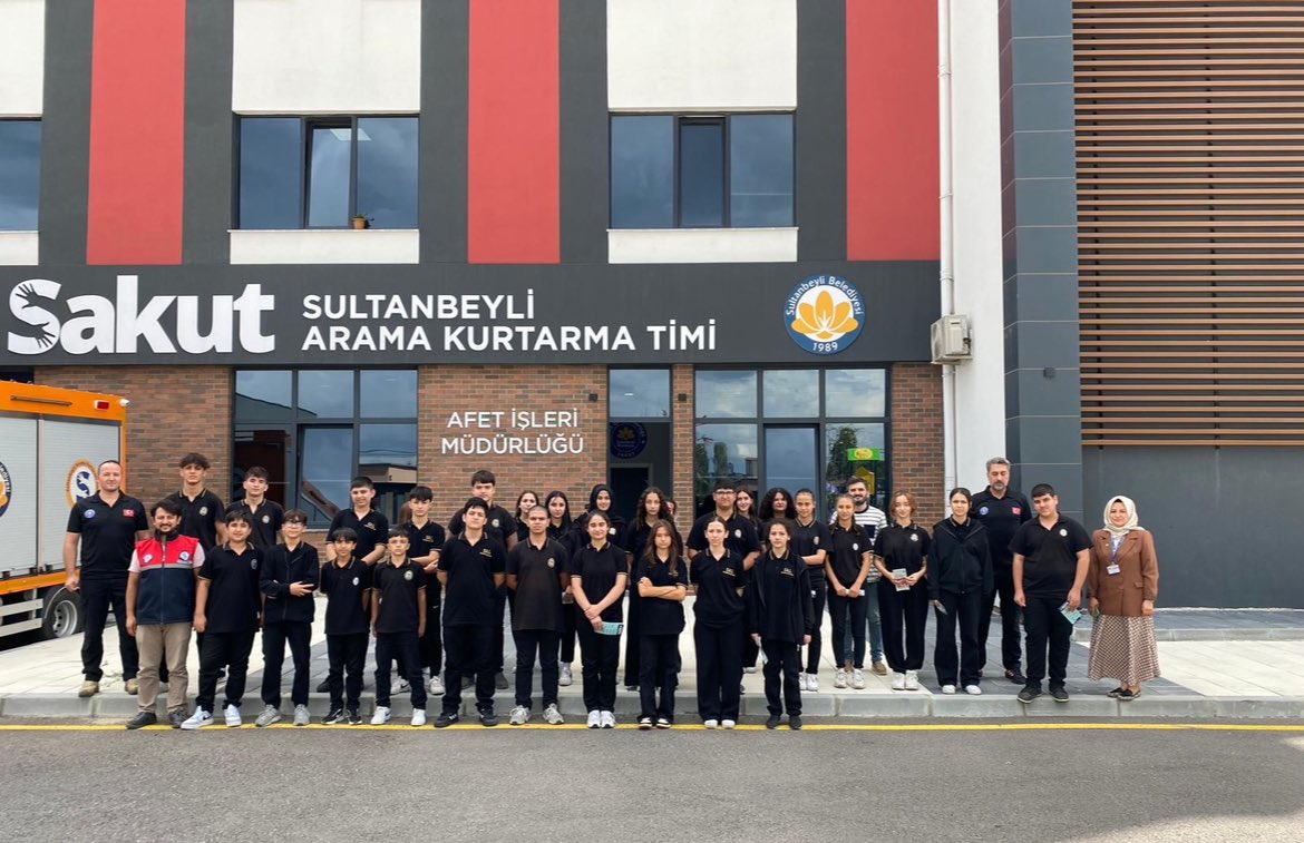 Afet Farkındalık Eğitimlerimiz devam ediyor. 

Sultanbeyli Anadolu Lisesi 9. Sınıf öğrencileri ile Afet Farkındalık Eğitimi gerçekleştirdik.

Öğrencilerimize teşekkür ederiz.