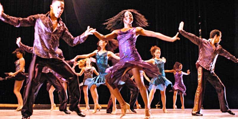 ¿Sabías que el famoso "Mambo" se originó en los barrios de La Habana? Este ritmo contagioso revolucionó las pistas de baile y ha influido en la música de todo el mundo. #Cuba no solo es sol y playas, ¡es el corazón de la música caribeña! Descubre más y baila. #CubaEsCultura