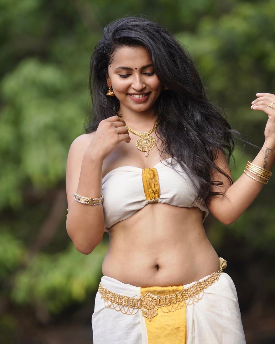 iisn_irp's tweet photo. She is pure #Blisss 🔥❤️ ❤️🔥
#MalavikaMohanan #AlluArjun https://t.co/psWiXSP7ya
