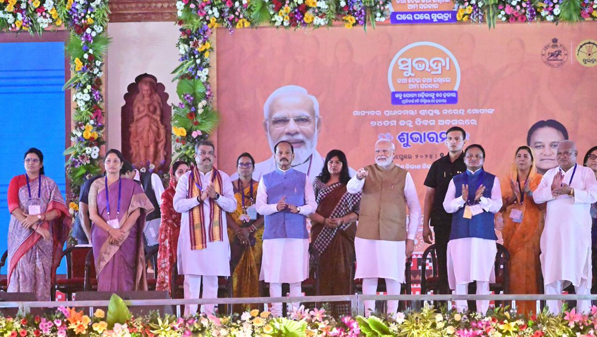CMO_Odisha's tweet photo. ଓଡ଼ିଶାରେ ଆରମ୍ଭ ହୋଇଛି ମହିଳାଙ୍କ ଅର୍ଥନୈତିକ ସଶକ୍ତିକରଣର ନୂଆ ଧାରା। ମାନ୍ୟବର ପ୍ରଧାନମନ୍ତ୍ରୀ ଶ୍ରୀ @narendramodi 'ସୁଭଦ୍ରା' ଯୋଜନାର ଶୁଭାରମ୍ଭ କରିଛନ୍ତି। ଯୋଜନାର ପ୍ରଥମ କିସ୍ତି ସହାୟତା ରାଶି ହିତାଧିକାରୀଙ୍କ ବ୍ୟାଙ୍କ ଖାତାରେ ସିଧାସଳଖ ଜମା ହୋଇଛି। ଏହାଦ୍ୱାରା ପ୍ରାୟ ୨୫ଲକ୍ଷରୁ ଊର୍ଦ୍ଧ୍ଵ ମହିଳା ଉପକୃତ ହୋଇଛନ୍ତି। #SubhadraYojana

ମହିଳାଙ୍କ ଉନ୍ନତି ହିଁ ଓଡ଼ିଶା ବିକାଶର ମୂଳମନ୍ତ୍ର ହେବ। ଓଡ଼ିଶାର ୧ କୋଟିରୁ ଅଧିକ ମହିଳା ସୁଭଦ୍ରା ଯୋଜନା ଦ୍ୱାରା ଉପକୃତ ହେବେ। ଏହି ଯୋଜନା ମା’ ଓ ଭଉଣୀମାନଙ୍କୁ ସଶକ୍ତ କରିବ ବୋଲି ପ୍ରଧାନମନ୍ତ୍ରୀ କହିବା ସହ ଏହି ଅବସରରେ ଅନେକ ଜନକଲ୍ୟାଣକାରୀ ପ୍ରକଳ୍ପର ଶୁଭାରମ୍ଭ କର���ଛନ୍ତି। 'ସୁଭଦ୍ରା' ଏକ ଯୁଗାନ୍ତକାରୀ ଯୋଜନା। ଏହି ଯୋଜନାର ସହାୟତା ରାଶିକୁ ମହିଳାମାନେ ନିଜ ଆବଶ୍ୟକତା ଅନୁଯାୟୀ, ବ୍ୟବସାୟ ପାଇଁ, ପରିବାର ପାଇଁ ତଥା ନିଜ ପିଲାଙ୍କ ପାଇଁ ଖର୍ଚ୍ଚ କରିପାରିବେ ବୋଲି ମୁଖ୍ୟମନ୍ତ୍ରୀ ଶ୍ରୀ @MohanMOdisha କହିଛନ୍ତି। #ବିକଶିତଓଡ଼ିଶା