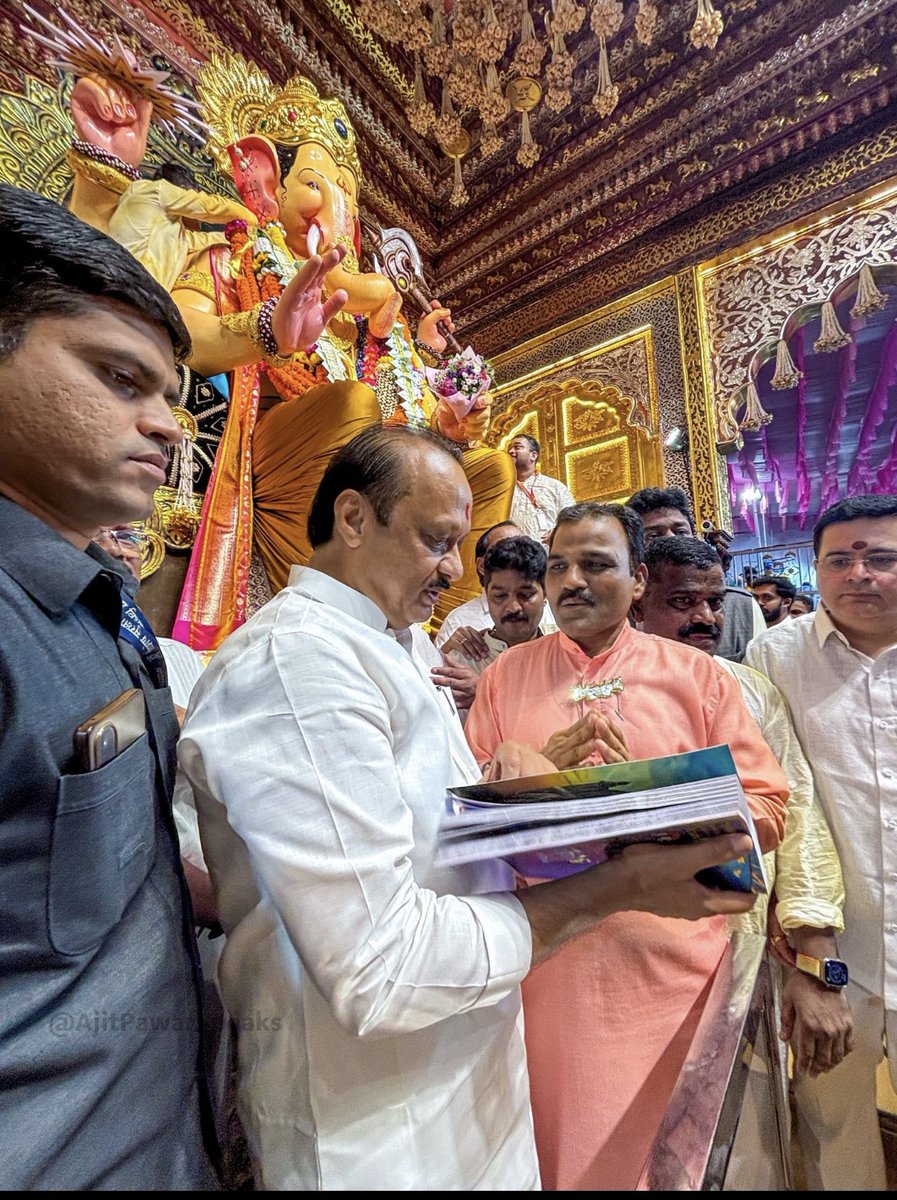 आज ‘लालबागचा राजा’चे भक्तिमय वातावरणात दर्शन घेतले, श्रीगणरायाचरणी नतमस्तक झालो. सर्वांच्या जीवनात सुख-समाधान, यश, आर्थिक सुबत्ता, समृद्धी, ऐश्वर्य नांदू दे तसंच बळीराजाला, सर्वसामान्यांना सुगीचे दिवस येऊ दे. त्याचप्रमाणे राज्य आणि देश गतिमान होऊ दे अशी प्रार्थना बाप्पाचरणी केली