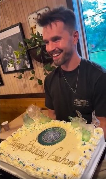 CendonMabel's tweet photo. #TuesdayGraham Good day @GrahamWardle and fans. It was so nice to see you spend your birthday surrounded by your friends and fans... So many lovely people with good energy at your side... We love you Graham ♥ and we envy you not being able to be there... kisses from Argentina🇦🇷 https://t.co/vrp8Fak7nF