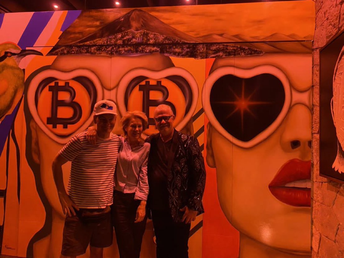 jackkruse189's tweet photo. Met my new neighbors last night!  stacyherbert maxkeiser https://t.co/daeTdZ4b5F