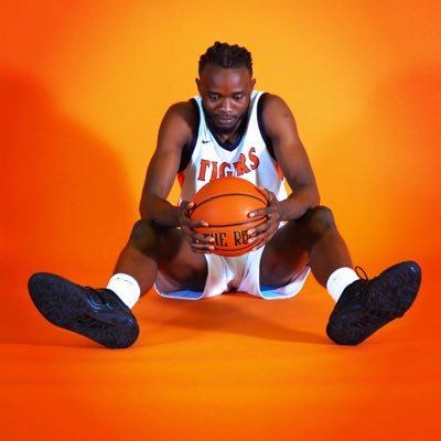 bridgeradio987's tweet photo. NP-"Iyooo" by @godsgift042  on #BreakfastOnTheBridge w/@ObrikeUfuoma

5am-12pm

ListenLive on;https://t.co/fYEByrsXfT………………………………

#ConnectingManyVoices #TuesdayBlessings  #BBNaija📷📷📷 📷 https://t.co/jgxW2QJ379