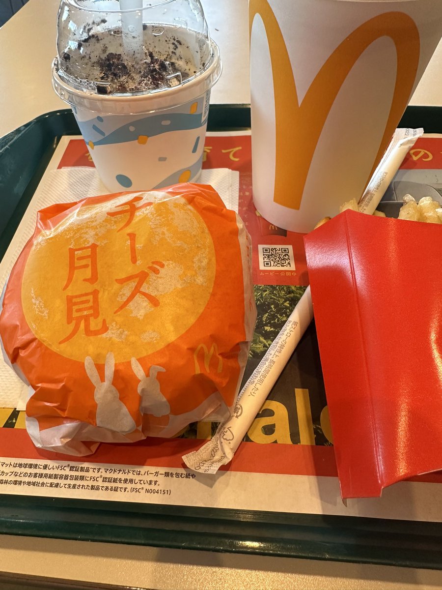 uSpmdH6HllmZtiw's tweet image. #月見チーズバーガー
#中秋の名月

今日は中秋の名月と言う事で
お昼は月見チーズバーガー🍔

さっきまで晴れて
お月様🌕見えたけど
雷⚡️がなってきた🤣