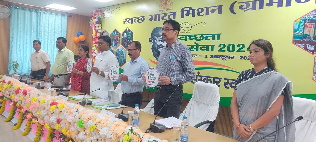 supaul_lsba's tweet photo. #स्वच्छता ही सेवा 2024 अभियान के शुभारम्भ पर #माननीय विधायक पिपरा #उप विकास आयुक्त सुपौल #सिविल सर्जन द्वारा #DWSC सुपौल द्बारा तैयार किये गए #लघु फिल्म का आनावरण किया गया।
@dm_supaul @LSBA_Bihar @swachhbharat @MoHUA_India @MoJSDDWS @mahajan_vini @himanshu_ias @Abhilasha_IAS https://t.co/kLnZED1K2k