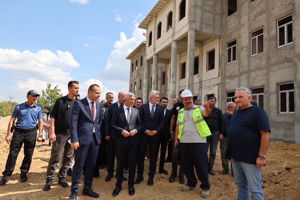 TCkahramanmaras's tweet photo. 📍 Nurhak Kaymakamlığı Ziyaret ve Hükümet Konağı İnşaatı İnceleme

Valimiz Mükerrem Ünlüer, beraberindeki heyet ile birlikte Nurhak Kaymakamlığı’na ziyarette bulundu.   
                                                                                                
Kaymakam Oray Güven ile bir süre görüşen Vali Ünlüer, eğitim, sağlık ve asayiş hizmetleri başta olmak üzere ilçede yürütülen kamu hizmetleri hakkında bilgiler aldı.

Hükümet Konağı inşaatını gezerek son durumu hakkında bilgiler alan Vali Ünlüer, Hükümet Konağının  bir an önce bitirilerek Nurhak halkının hizmetine sunulması için çalışmalara hız verilmesi talimatında bulundu.