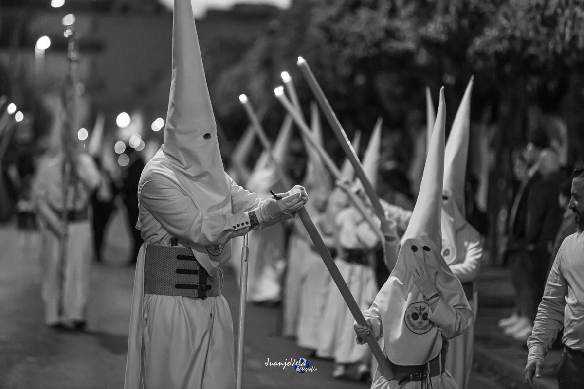 Cuidando el más mínimo detalle.  Dando luz al camino.
<a href="/Cautivo_Coria/">Hermandad Cautivo Coria del Río</a> #momentoscofrades #fotodeldia
