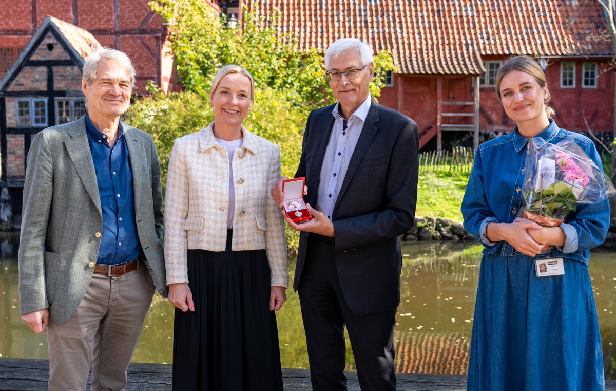 Den Gamle By er glad og stolt over at kunne fortælle, at 
Peter Kjær, direktør for Schouw &amp; Co. og formand for Den Gamle Bys bestyrelse, er blevet udnævnt til ridder af Dannebrogordenen. I dag fik han overrakt ridderkorset af <a href="/BlochRavn/">Thomas Bloch Ravn</a>, @JulieRBirch og <a href="/MaiLouiseA/">Mai-Louise Agerskov</a>.