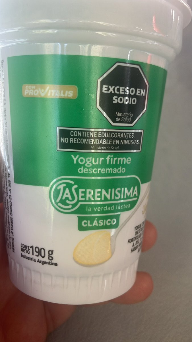 GuadalupeDV's tweet photo. @mesch Creo que no es así. Es clásico, pero sigue siendo descremado. Fijate la “letra chica” de este yogur. https://t.co/4YXo3A8iqM