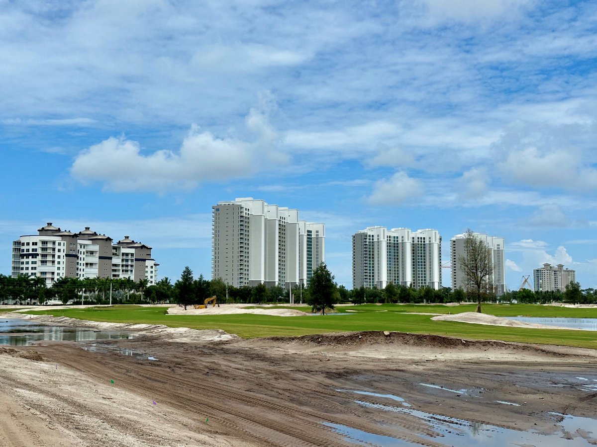 naples_matt's tweet photo. New and redeveloped country clubs help push Naples's economy due to renovations to their clubhouses. They're also improving and increasing the amenities with new pickleball courts, resort-style pools, and outdoor restaurants! https://t.co/8wvsbYbzeE #golfcommunities #naplesfl https://t.co/V7z58DyRA6