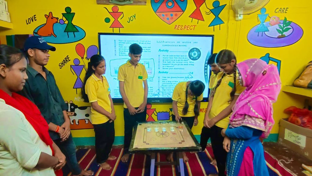 SarthakNGO's tweet photo. What's truly wonderful about #YellowRooms is that all the learning and development happens right at the doorstep of slums and community. Those two brightly painted rooms unfold magic every day.
#SafeLearningSpaces #DigitallyEmpowered #GenderNeutral @ChetakFoundati1 @arunarora108 https://t.co/tSUVrcwTWs