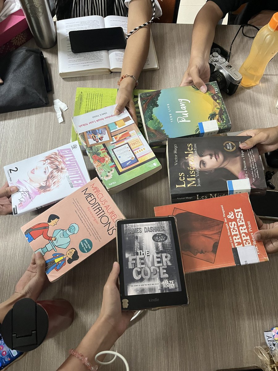 kelanabookclub's tweet image. 👋🏻🏰Hari ini, Lana bersama Pengalana main lagi ke Perpustakaan Bank Indonesia loh📖🏦👀
Kita Silent Reading lalu setelah sepi pengunjung dilanjut dengan diskusi tentang buku yang lagi dibaca, seru banget🥰📚