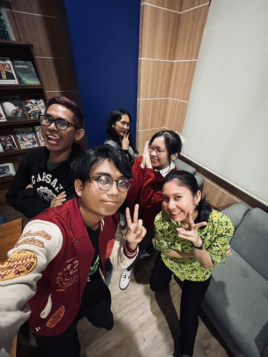 kelanabookclub's tweet image. 👋🏻🏰Hari ini, Lana bersama Pengalana main lagi ke Perpustakaan Bank Indonesia loh📖🏦👀
Kita Silent Reading lalu setelah sepi pengunjung dilanjut dengan diskusi tentang buku yang lagi dibaca, seru banget🥰📚