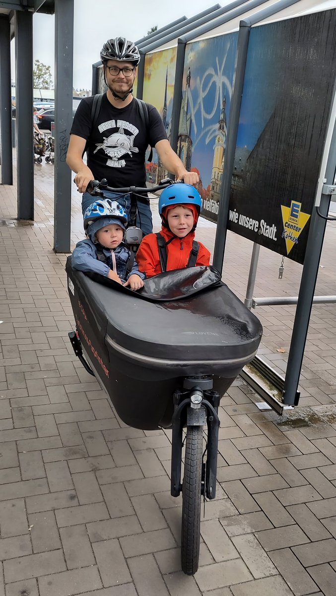 Unsere Lastenrad-Testfamilie ist auf Tour😀
Ob zum Einkaufen oder zum Fußballtraining: Kinder, Einkäufe und Sportsachen passen komplett ins Lastenrad.
Und den Kindern gefällt´s von ihrem Papa durch die Gegend kutschiert zu werden.
#ready4robots #koethen #evhcle