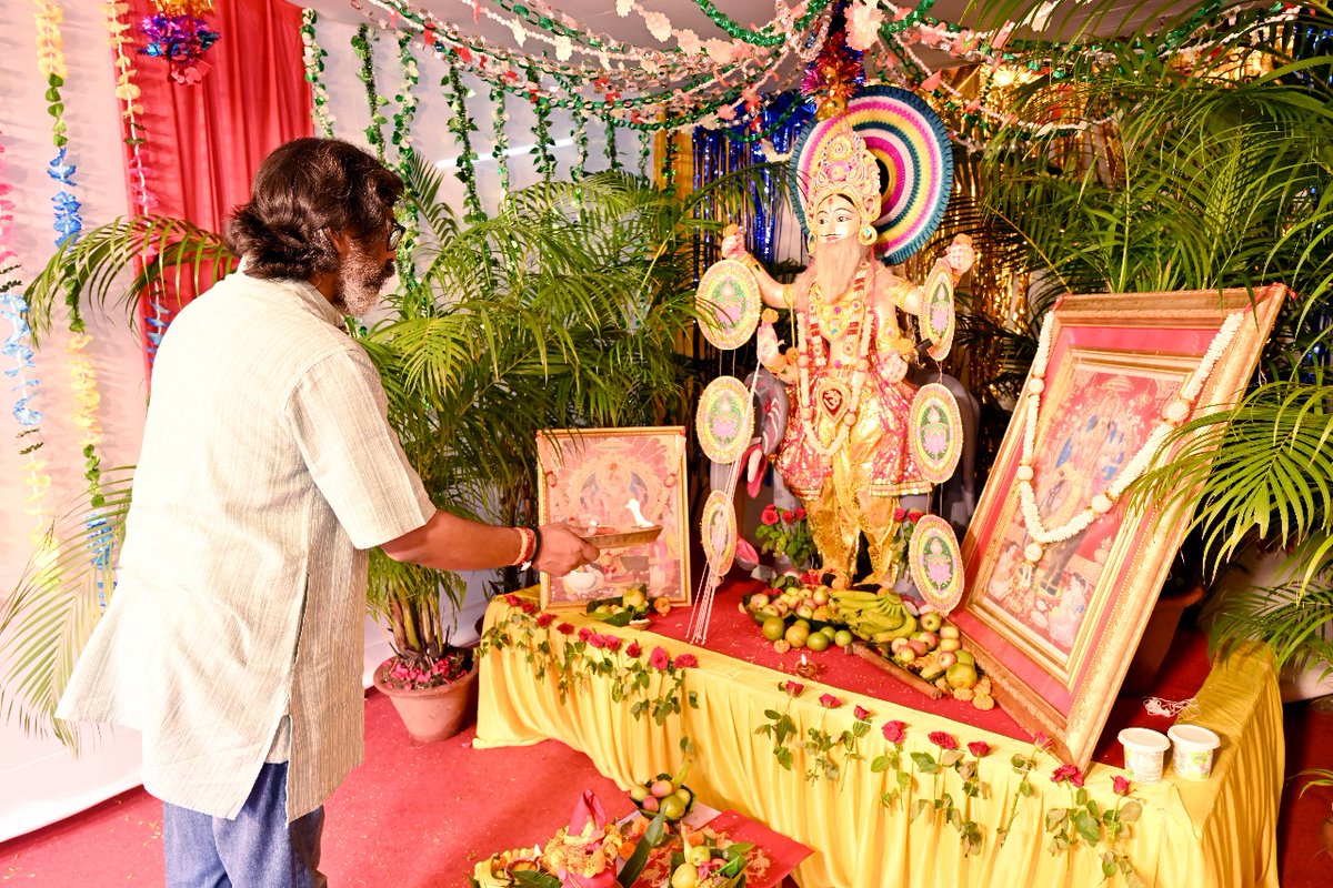 JharkhandCMO's tweet photo. मुख्यमंत्री श्री @HemantSorenJMM ने देव शिल्पी भगवा��� विश्वकर्मा पूजा के अवसर पर मुख्यमंत्री आवास में भगवान विश्वकर्मा की पूजा-अर्चना कर राज्यवासियों की उन्नति की कामना की। मुख्यमंत्री ने समस्त झारखंडवासियों को भगवान विश्वकर्मा पूजा की हार्दिक बधाई एवं शुभकामनाएं दी। https://t.co/yCq4MIA9Jo