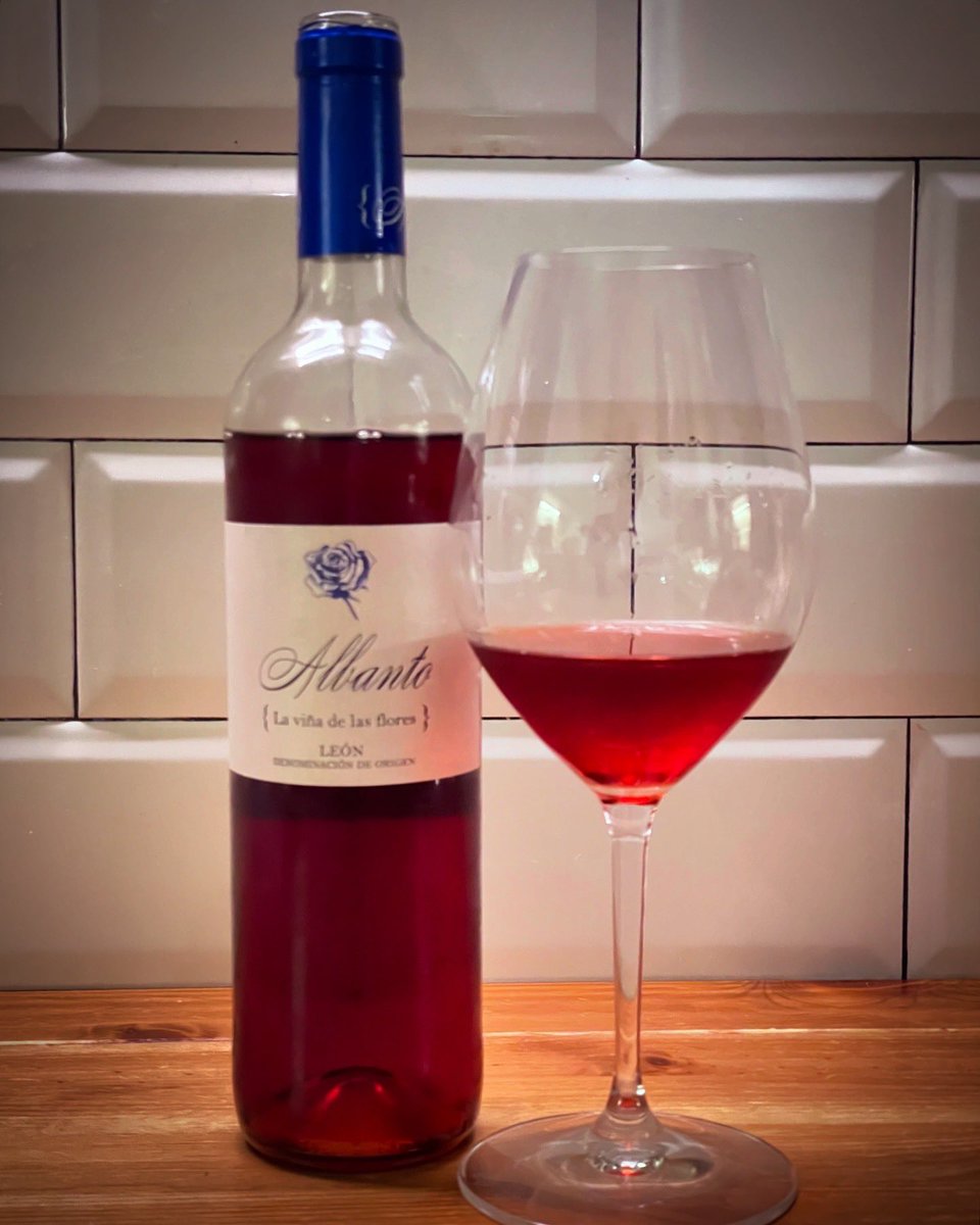 Albanto “La Viña de las Flores” - León D.O.
Rosado vibrante de Prieto Picudo con aromas frescos de cereza, fresa y un toque floral de rosa. En boca, seco, ligero y refrescante, con una acidez que realza su perfil afrutado.