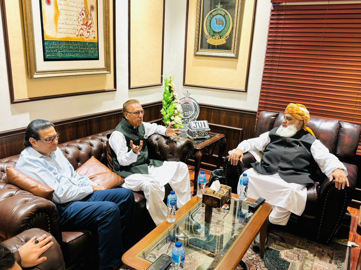 اسلام آباد: سابق صدر ڈاکٹر عارف علوی، جنرل سیکرٹری پی ٹی آئی سلمان اکرم راجہ کی جےیوآئی سربراہ مولانا فضل الرحمان کی رہائشگاہ آمد

سربراہ جےیوآئی مولانا فضل الرحمان سے ملاقات 

ملاقات میں مولانا عطاء الحق درویش،مولانا اسعد محمود، اخونزادہ حسین، عبدالجلیل جان شریک

ملاقات میں