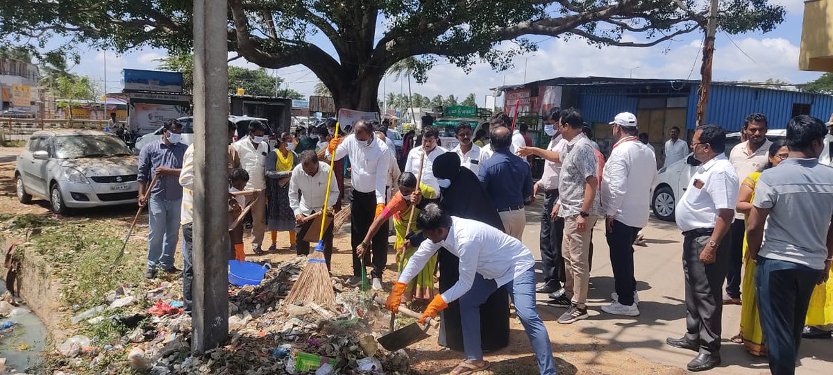 ZP_Kolar's tweet photo. SBMG-SWACHATHA HI SEVA 2024. KOLAR. INAGURATED BY CEO.ZP. KOLAR. Cleaning of  black spot in Kondarajanahalli. Kolar tq. https://t.co/NWnV3fp3fZ