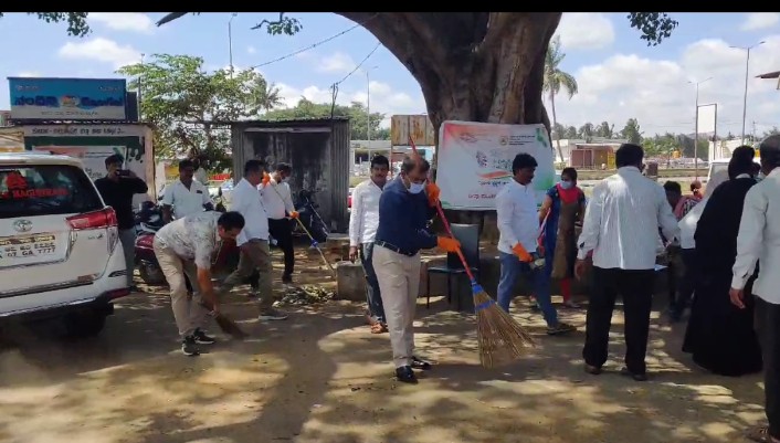 ZP_Kolar's tweet photo. SBMG-SWACHATHA HI SEVA 2024. KOLAR. INAGURATED BY CEO.ZP. KOLAR. Cleaning of  black spot in Kondarajanahalli. Kolar tq. https://t.co/NWnV3fp3fZ