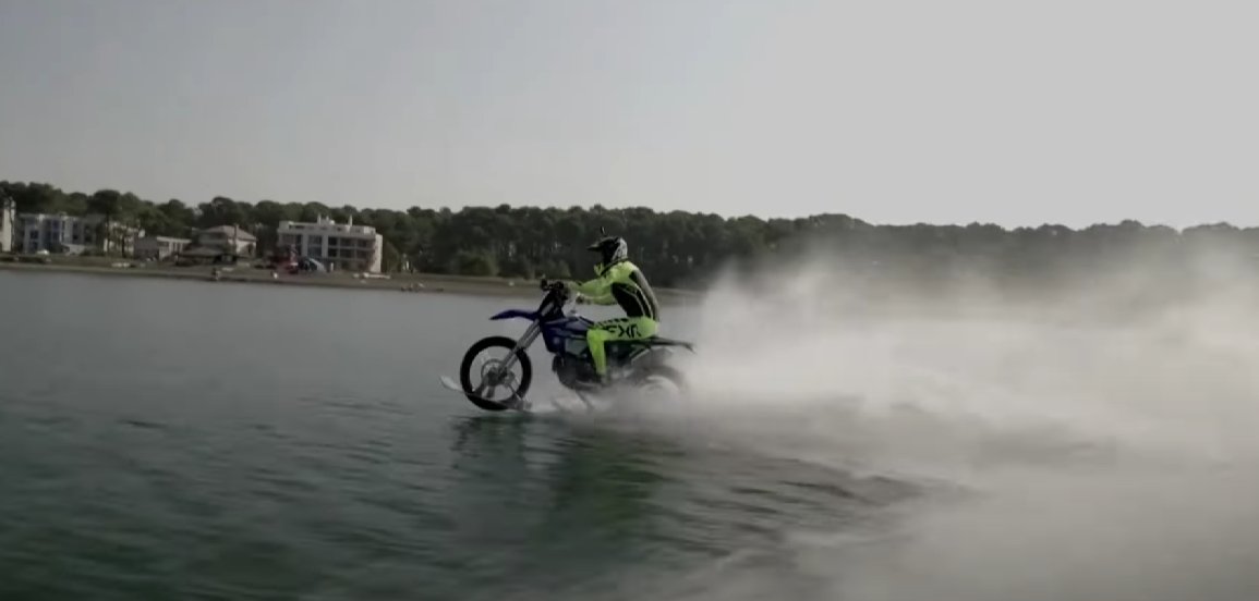 Vidéo : Il parcourt 33 km en motocross sur l’eau dlvr.it/TDL9Ql