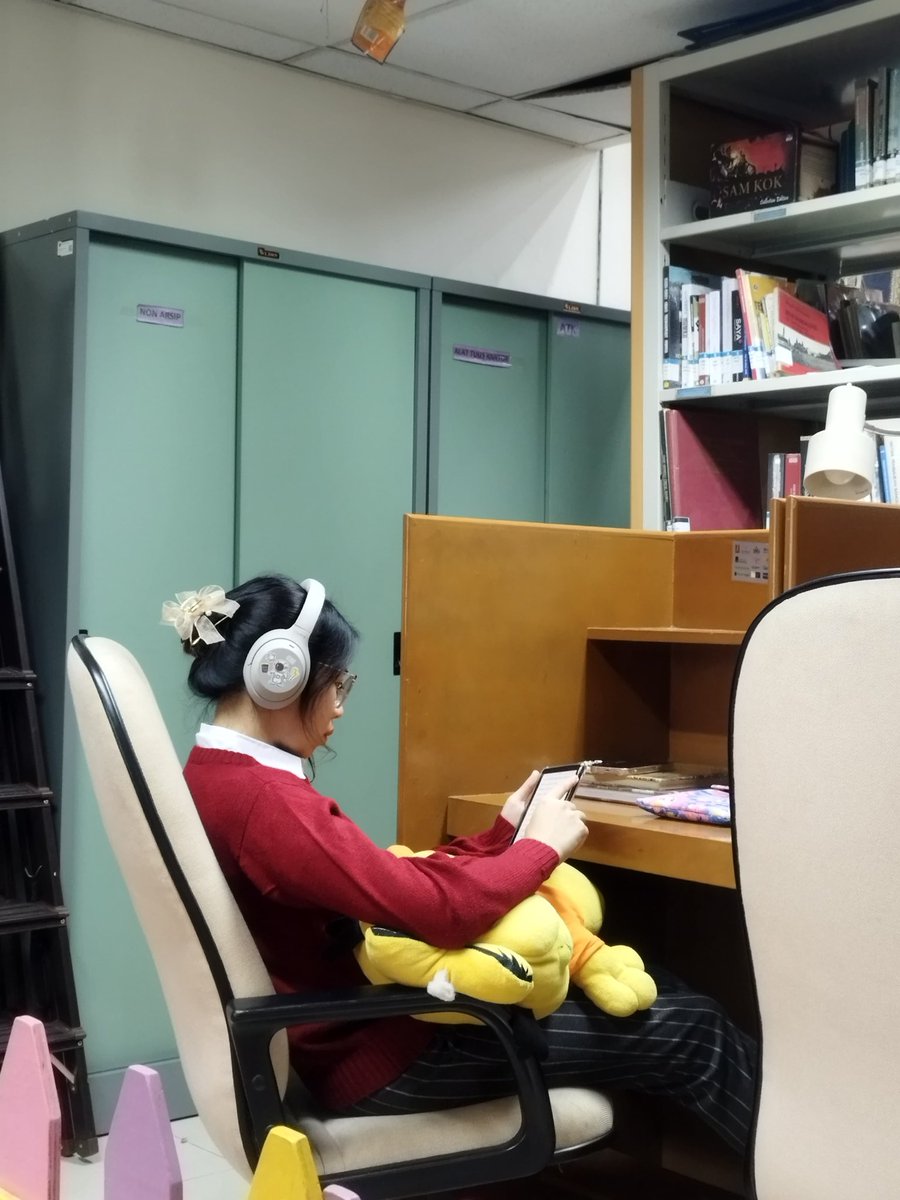 whistle2now's tweet image. Lumayan dapet 100+ pages ditemenin sm garfield🐱📖👀 #thefevercode 🏃🏻💨