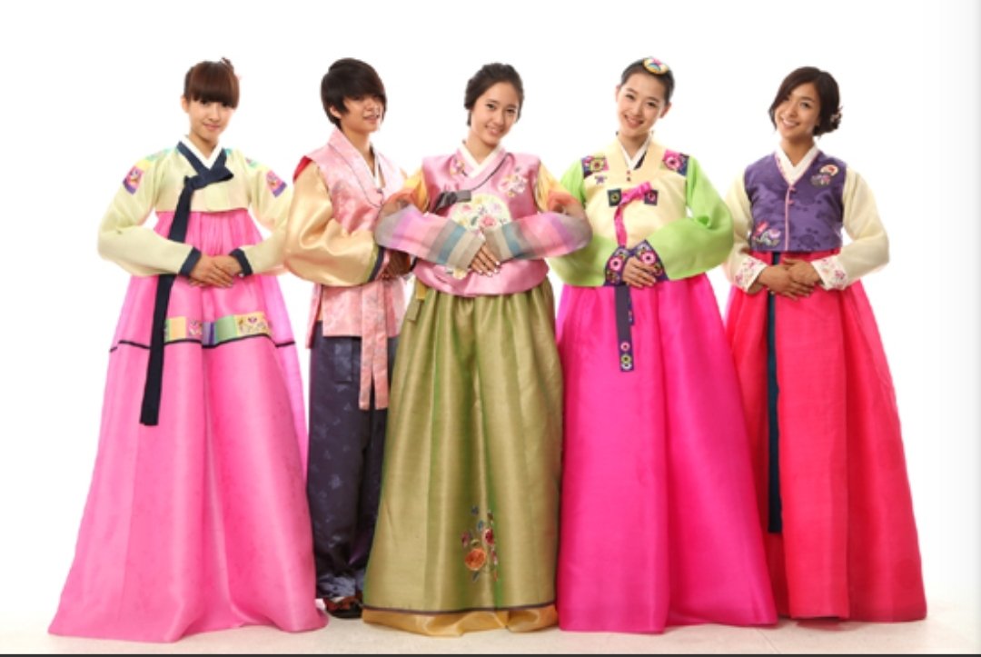 fxbeingfx's tweet photo. Since today is Chuseok, I decided to post some pictures of f(x) doing a Chuseok photoshoot that I could find on the internet.

#FX #VICTORIA #LUNA #AMBER #KRYSTAL #SULLI https://t.co/craBUgkVwX