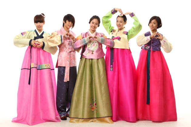 fxbeingfx's tweet photo. Since today is Chuseok, I decided to post some pictures of f(x) doing a Chuseok photoshoot that I could find on the internet.

#FX #VICTORIA #LUNA #AMBER #KRYSTAL #SULLI https://t.co/craBUgkVwX