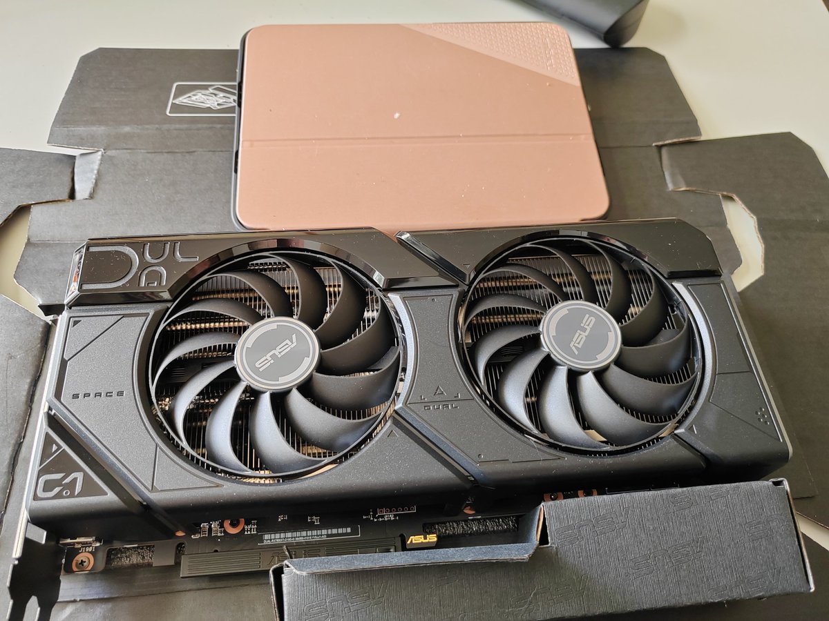 Aika järeitä nämä nykyiset näytönohjaimet. Kuvassa Radeon RX 7800 XT ja mittakaavana rouvan ipad. Nyt kelpaa papan ajella rallia ja vormulaa kaikilla grafiikkaherkuilla. 😄