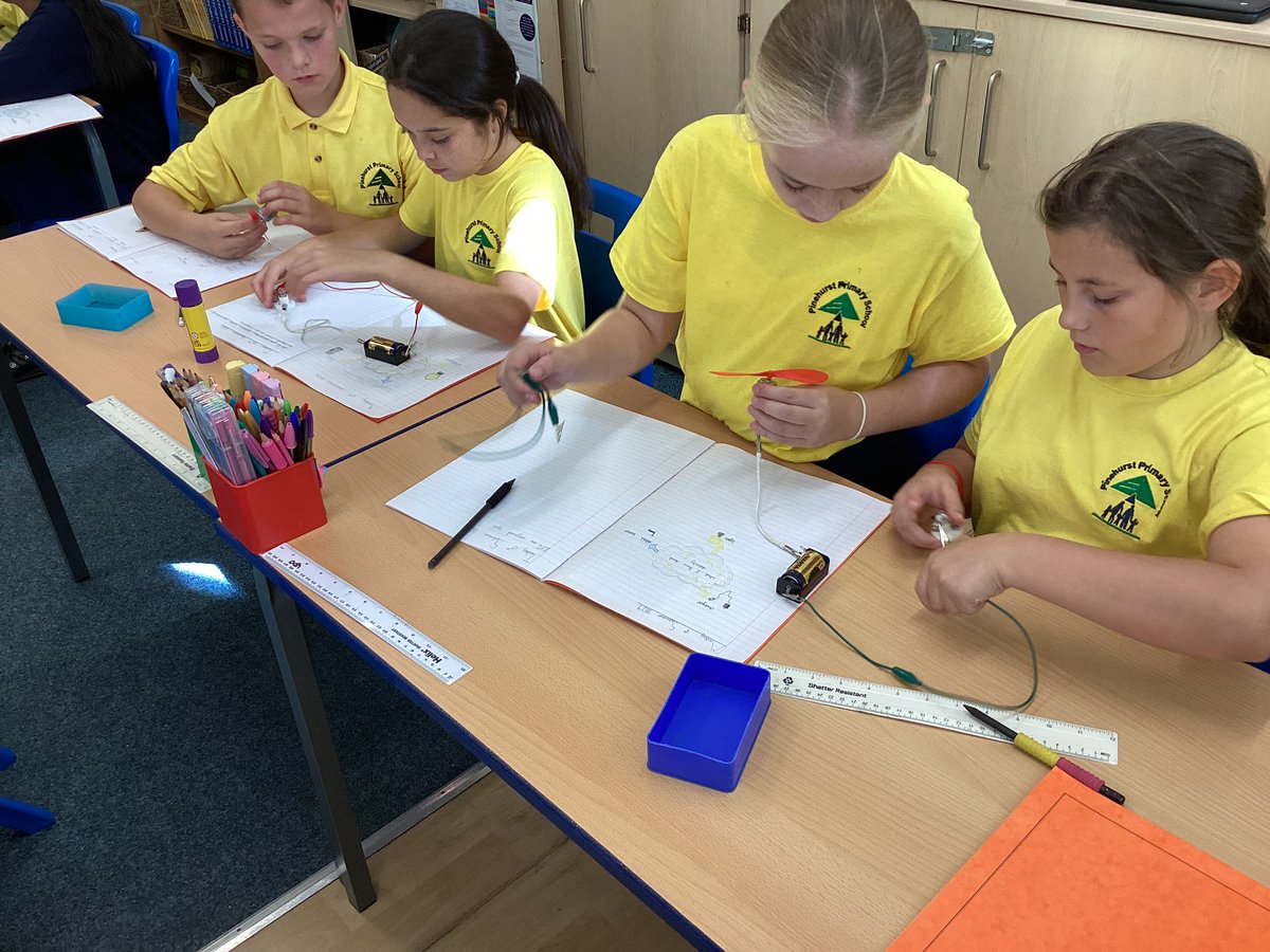 year6willow's tweet photo. In science today, we are making and drawing different electrical circuits!
@PinehurstP 
#pinehurstscience https://t.co/K2QsYIw6tr