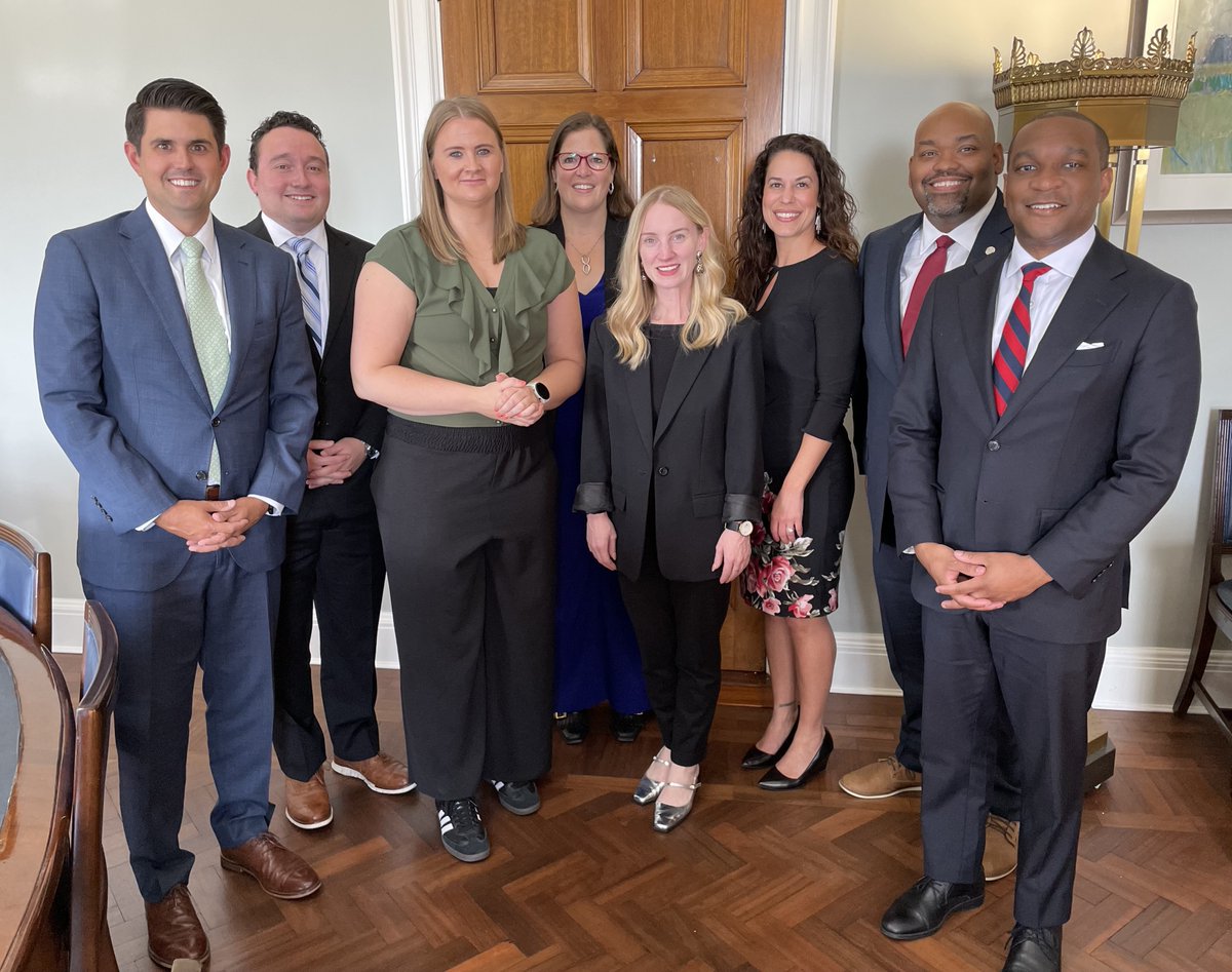 ExecOfficeNI's tweet photo. Junior Minister Aisling Reilly welcomed a delegation from the American Council of Young Political Leaders to Parliament Buildings. The delegates, who are on a week-long exchange visit, were keen to discuss the work of the Executive and the political situation here. https://t.co/7noeWjrf1o