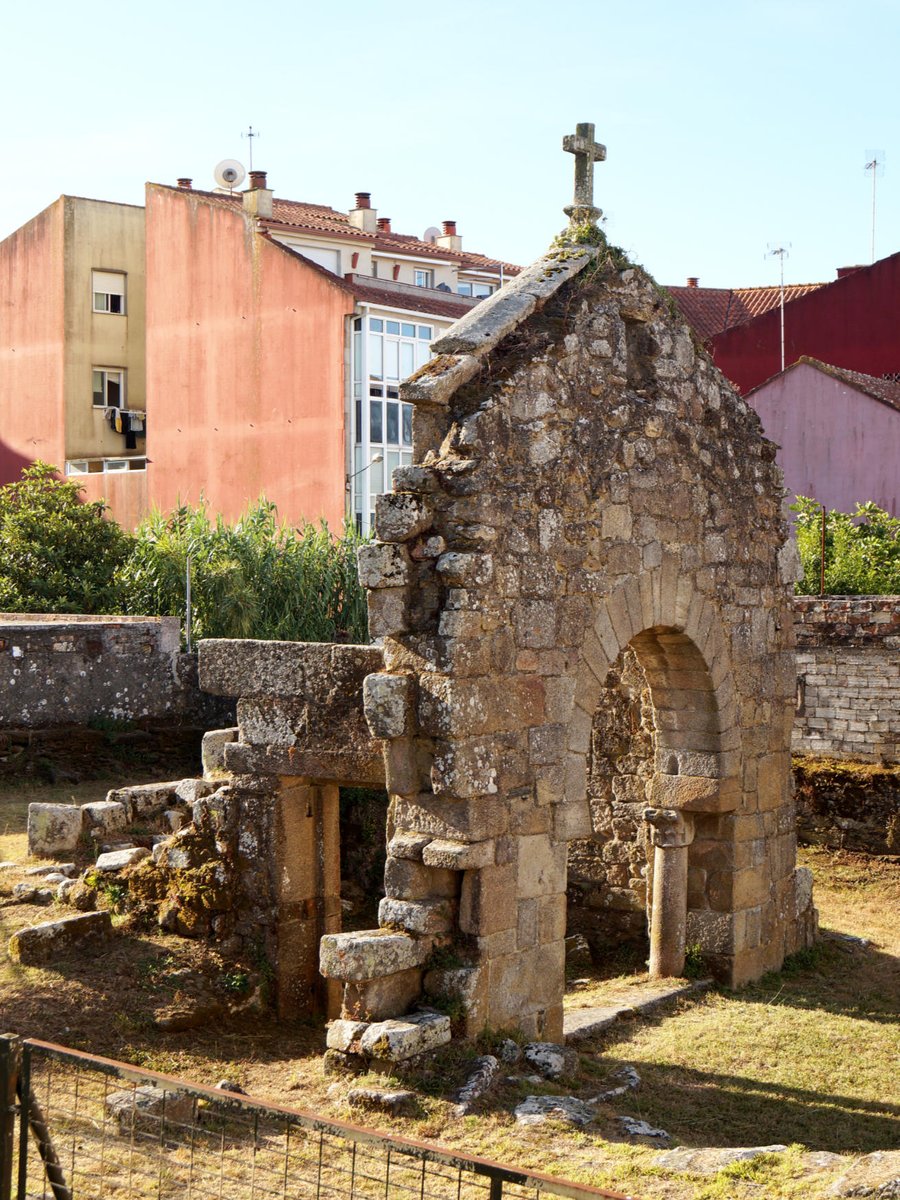 johnnythin's tweet image. The 'Visigothic arch' of Panxón, recently redated to the C10 so more likely Mozarabic, formed part of the old parish church; when that was replaced in the 1930s the arch was preserved and indeed inspired the new Templo Votivo do Mar, designed by Antonio Palacios 
#Caminoportugues