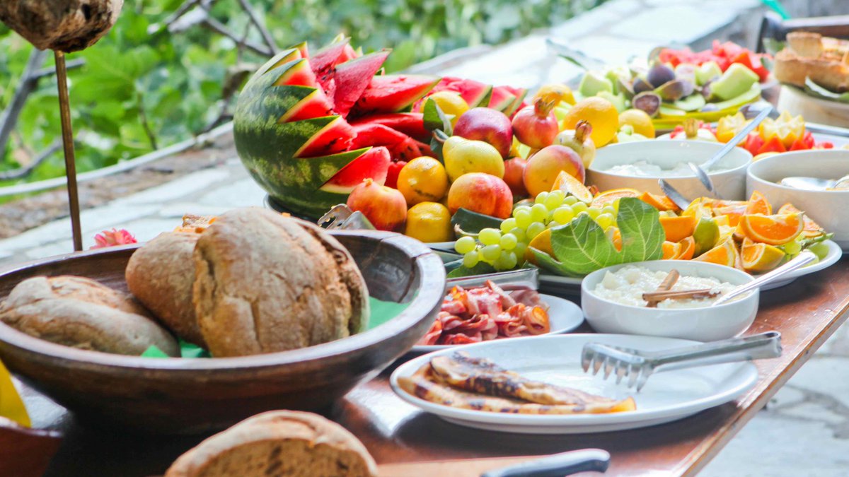 🌅 Missing the tastes from your Skyros holiday? Bring the island vibes home with our favourite Atsitsa recipes! From refreshing Greek salad to comforting veggie moussaka and sweet loukoumades, find the recipes on our blog  🍽️✨ #SkyrosHolidays #TasteOfSkyros