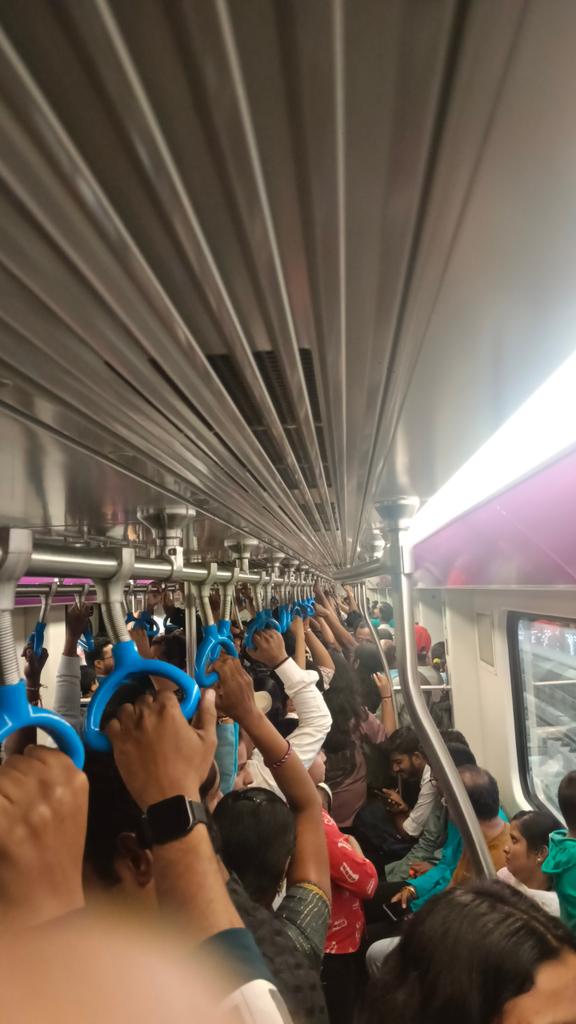 NSS_Noone's tweet photo. Pune metro giving Mumbai local feels ....
#punemetro #pune #Ganeshafestival
#punerimetro
@metrorailpune https://t.co/gSSx6EZImu