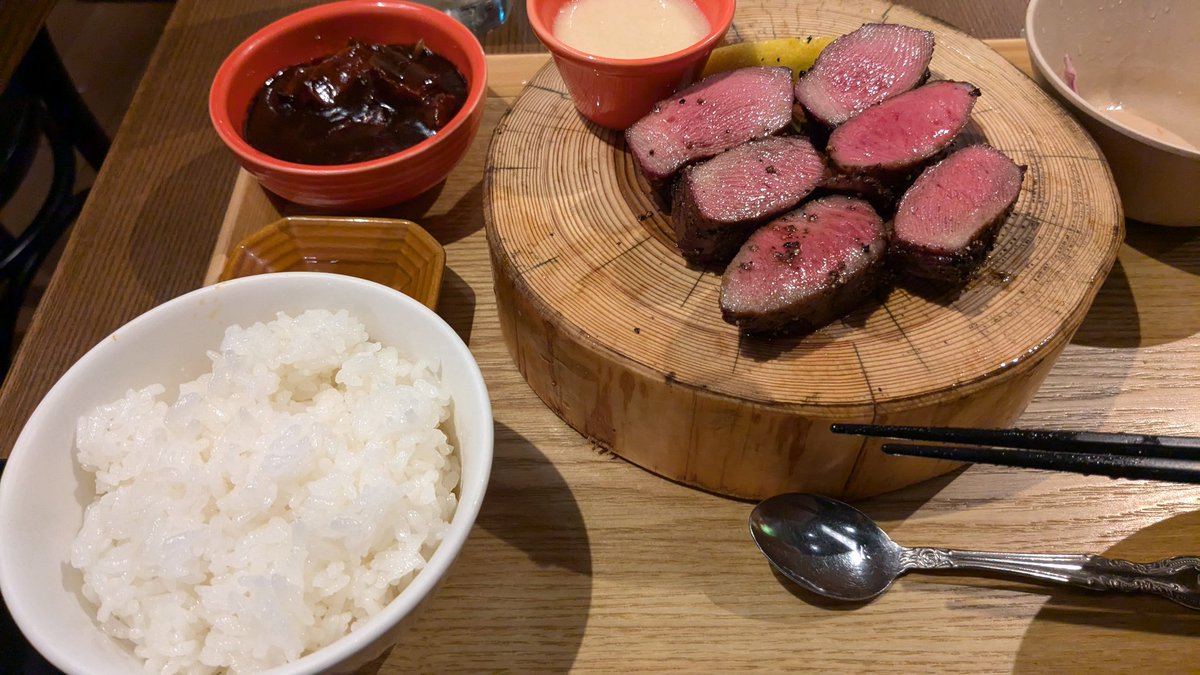 neko_kicc's tweet photo. 新宿　牛タンの檸檬。追加でなんかおすすめある?って聞いたら、定食の小皿のタンカレーをビーフシチューに変えられるよ！私は好きだよ！って言われて変えたら激ウマ。値段相応に美味い。 https://t.co/WMsjE8YlmC